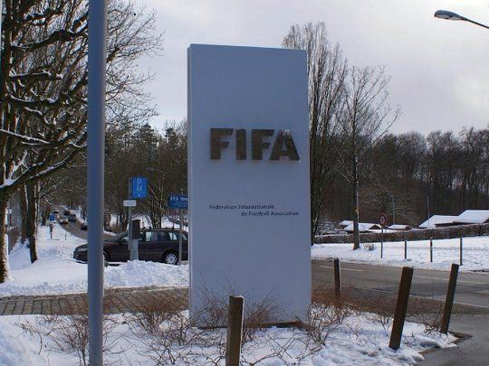La FIFA no abrirá el mercado de pases hasta que terminen las distintas ligas que frenó el coronavirus.