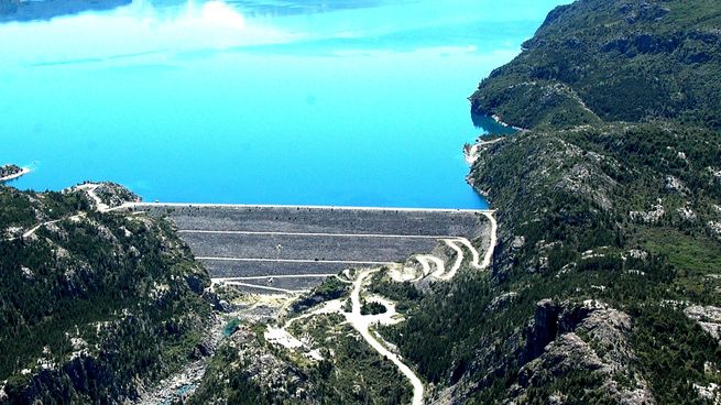 Según explicó la cartera energética, la central constituye un activo estratégico para el sistema eléctrico argentino y resulta necesario garantizar su funcionamiento sin interrupciones mientras se desarrolla el nuevo esquema concesionario.