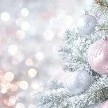 La tendencia para esta Navidad 2025 se inclina por tonos poco usuales para la época.. La tendencia para esta Navidad 2025 se inclina por tonos poco usuales para la época..