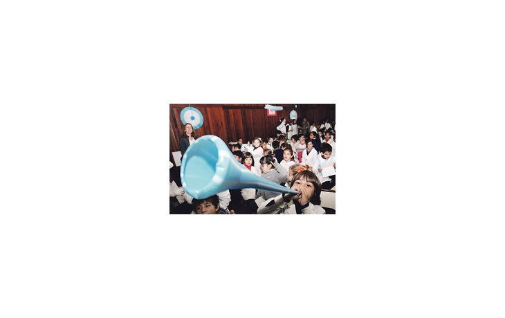ámbito.com | Al son de las vuvuzelas, las clases de los colegios se retrasaron ayer para dar lugar a que los chicos puedan ver el partido de Argentina en las aulas.