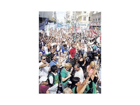 Ayer docentes, estatales, judiciales y trabajadores de la saludbonaerense llevaron su reclamo a la Casa de la Provincia de BuenosAires, en tierra porteña.