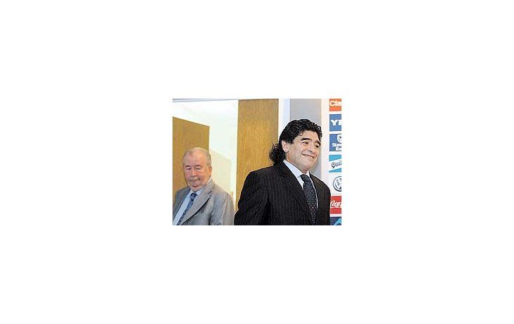 ámbito.com | Diego Maradona mira para un lado y Julio Grondona para el otro. No se reunieron y usaron los dos a Bilardo como mediador.