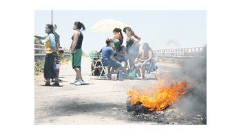 En la localidad santafesina de Gobernador Gálvez, vecinos cortaron la Ruta 21 en reclamo de viviendas, en una postal que derivó en disturbios.
