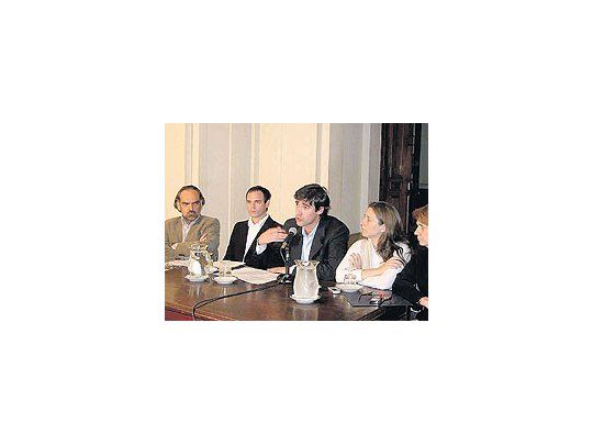 Los diputados de la Coalición Cívica, Fernando Iglesias, Fernando Sánchez, AdriánPérez y Fernanda Reyes, pidieron retrasar el debate al menos nueve meses.