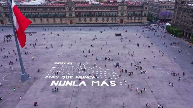Los pañuelos y el Nunca Más en el Zócalo de CDMX.