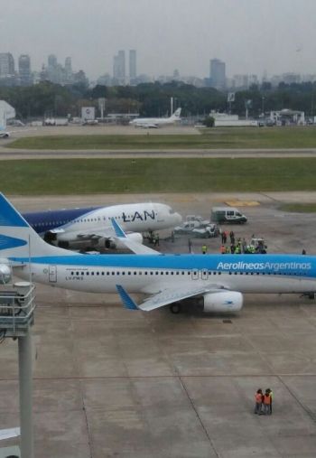 Aeroparque: susto por el roce entre dos aviones (foto 2)