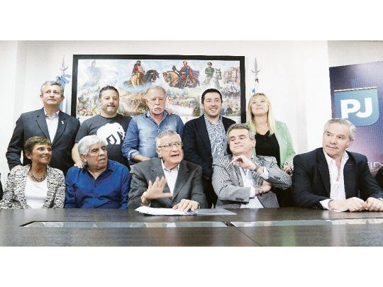 compañeros. Moyano, Gioja, Rossi, Solá, Menéndez, Plaini y Nardini, entre otros, ayer en la sede del PJ donde ampliaron la mesa política.
