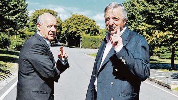 Juntos. Roberto Lavagna y Néstor Kirchner en los jardines de la Residencia de Olivos durante el verano de 2008.&nbsp;