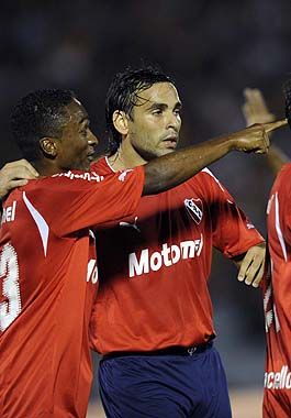 Ilusión. Facundo Parra anotó y lo festeja con Iván Vélez. Independiente soñaba con el milagro que no pudo ser.
