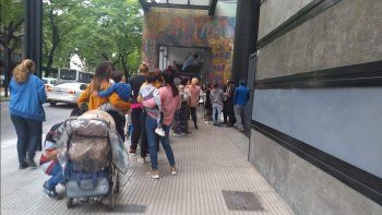 Cientos de personas llegaron este lunes por la ma&ntilde;ana a la Secretar&iacute;a de Trabajo para solicitar su bono de $5.000. Los reciben personal de seguridad, hacen una queja y se van sin nada.&nbsp;