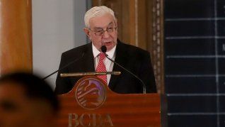 Hoy laBolsa cuenta con unos 3200 socios (en 2007 eran 4285), de los cuales solo 1600están en condiciones de votar -siendo el resto “socios adherentes” que nocumplen los tres años de pertenencia mínima para hacerlo- lo que sugiere que nomucho más de 800 lo harían y que cada voto cuenta. Hoy laBolsa cuenta con unos 3200 socios (en 2007 eran 4285), de los cuales solo 1600están en condiciones de votar -siendo el resto “socios adherentes” que nocumplen los tres años de pertenencia mínima para hacerlo- lo que sugiere que nomucho más de 800 lo harían y que cada voto cuenta.