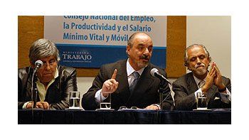 El ministro de Trabajo, Carlos Tomada, en la conferencia de prensa donde se anunció el nuevo salario mínimo.