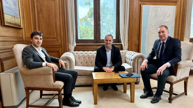 Ignacio Torres, Manuel Adorni y Diego Santilli, reunidos en la Casa Rosada.