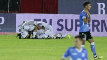 El abrazo más deseado. Platense derrotó a Estudiantes de Río Cuarto en los penales y regresó a Primera tras 22 años.