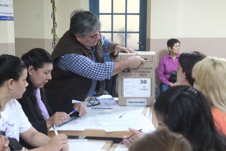elecciones formosa gente votando urna fila.jpg