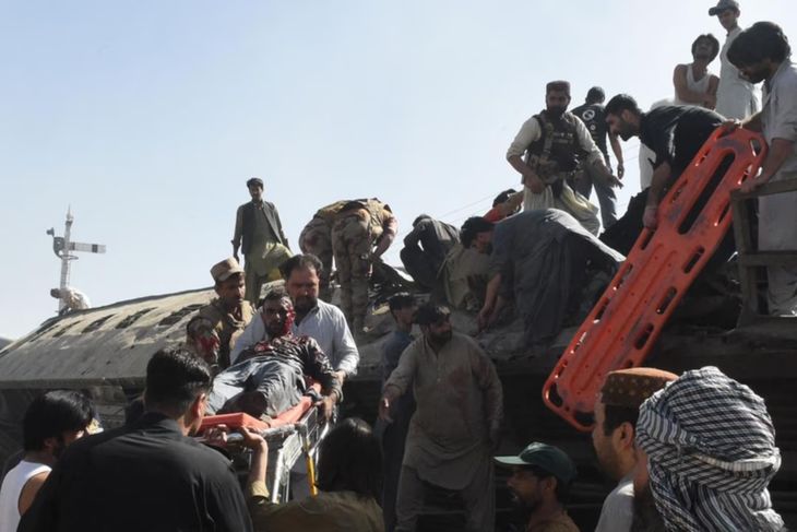 Las fotos mostraban un vagón destruido y volcado, con personas que buscaban sobrevivientes. Había heridos con sangre en camillas y guardias armados vigilando el lugar. Las fotos mostraban un vagón destruido y volcado, con personas que buscaban sobrevivientes. Había heridos con sangre en camillas y guardias armados vigilando el lugar.