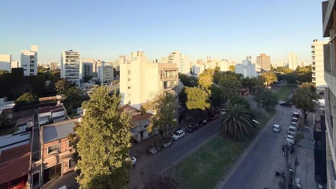 Vista de la Avenida 19 entre calles 42 y 43, cerca de la Plaza Azcuénaga, en una zona en crecimento en la La Plata