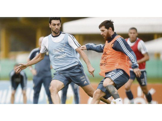 El más grande. Lionel Messi gambetea ante la marca de Javier Pastore, en la primera práctica de la selección.
