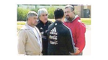 ámbito.com | Buenos muchachos. La imagen que tomó TN es clara: los simpatizantes llegaron a la concentración de la Selección y fueron recibidos. Le puede costar el puesto a Bilardo.