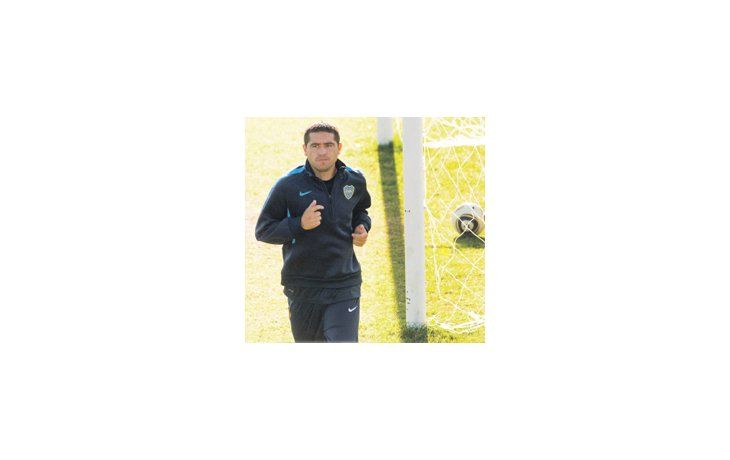 Juan Román Riquelme entrenó en forma diferenciada al resto del plantel, pero casi seguro jugará el superclásico.