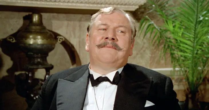 Peter Ustinov, uno de los mejores Hercule Poirot del cine. Aquí en una escena de Peter Ustinov, uno de los mejores Hercule Poirot del cine. Aquí en una escena de