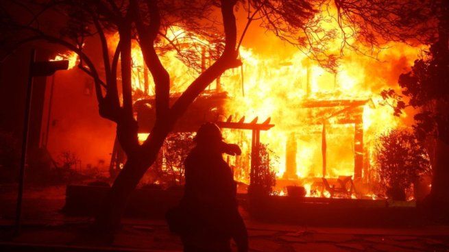 Un brutal incendio forestal afecta gran parte de Los Ángeles.&nbsp;