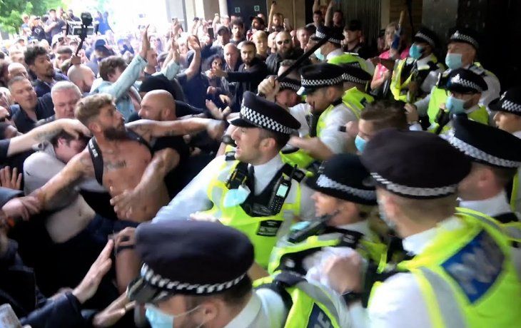Los manifestantes acusaron a la BBC de desinformar.