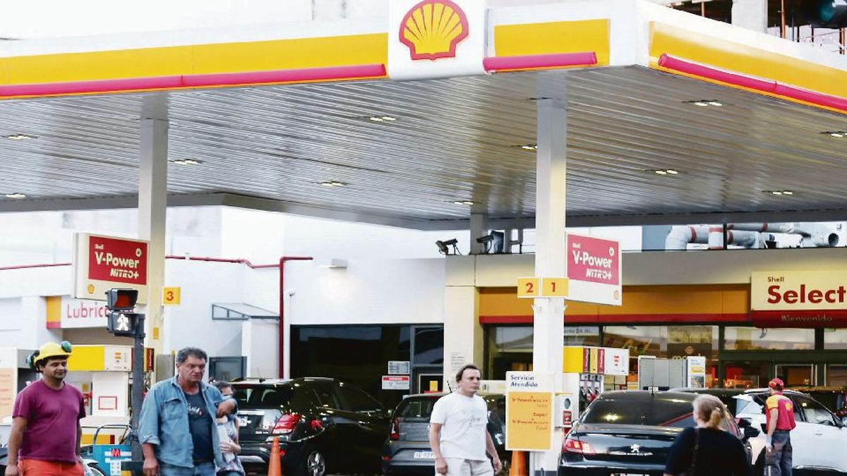 Shell y Axion se sumaron a YPF y bajaron los precios de combustibles