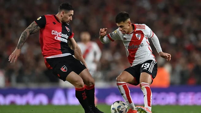El Diablito Echeverri encara al lateral de Newells Armando Méndez, en la noche de Núñez.