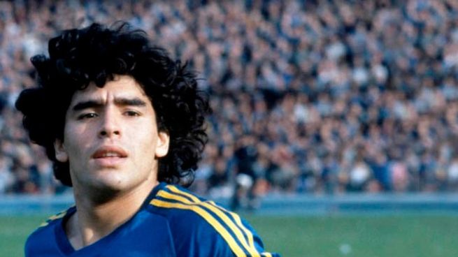 Subastaron la primera camiseta que vistió Maradona en Boca.