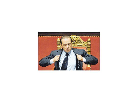 Silvio Berlusconi propuso ayer en el Senado hacer concesiones a las fuerzas políticas moderadas para evitar la caída de su Gobierno. Saldría airoso hoy en la Cámara alta, pero en la baja el pronóstico es incierto.