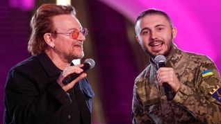 Bono durante el concierto en el metro de Kiev.&nbsp;