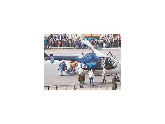 Un helicóptero de la Policía Federal aterrizó ayer frente al Congreso en plena avenida Entre Ríos para evacuar a un custodio de Daniel Scioli que tuvo un accidente cardíaco. El público protestó inicialmente porque creía que se trataba de un privilegio a legisladores.