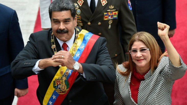 Nicolás Maduro junto a Cilia Flores, su esposa y ex primera dama, una de las figuras más influyentes de su entorno político. Nicolás Maduro junto a Cilia Flores, su esposa y ex primera dama, una de las figuras más influyentes de su entorno político.