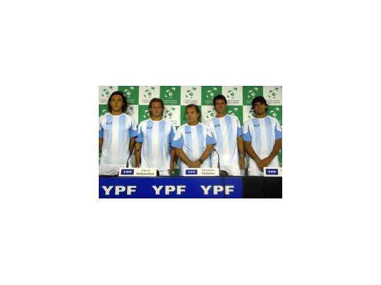 El equipo argentino que enfrentará a los rumanos en la primera serie de la Copa Davis junto a su capitán Modesto Tito Vázquez, tras brindar una conferencia de prensa.