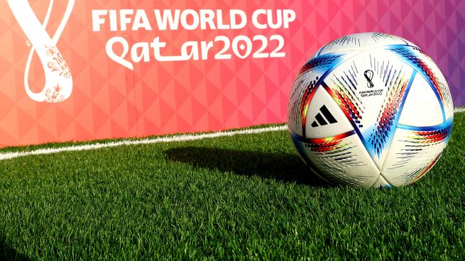 Autoridades locales detuvieron a personas que comercializaban remeras y gorras truchas con el logo del Mundial Qatar 2022.