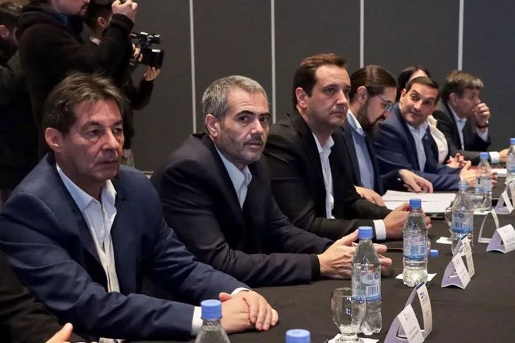 En el encuentro participaron los gabinetes de ambas provincias.