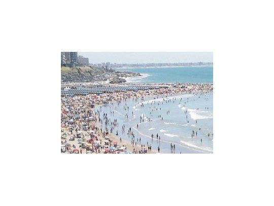 La gente aprovechó el fin de semana largo y el buen clima para tomarse unos días de descanso en las playas argentinas.