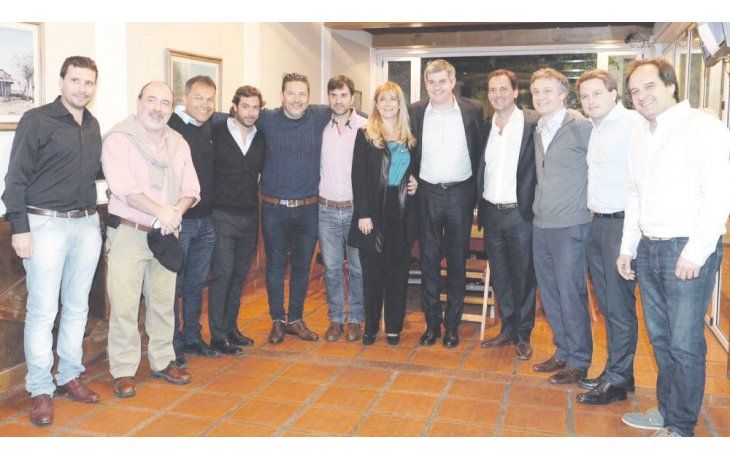 ámbito.com | Cena. Menéndez (Merlo), Sujarchuk (Escobar), Magario (La Matanza), Festa (Moreno), Maggiotti (Navarro), Echaren (Castelli) y Curuchet (Marcos Paz) cenaron el lunes con Marcos Peña y Federico Salvai.