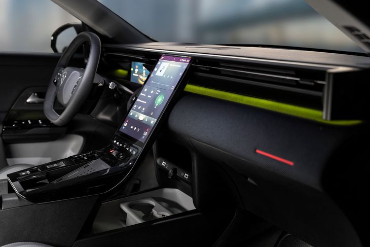 Citroën apostó por una cabina más tecnológica, con iluminación ambiental configurable, comandos por voz y conectividad USB-C