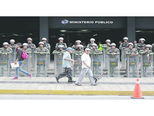 BLINDAJE. La sede de Fiscalía General en Caracas estuvo rodeada ayer por efectivos de la Guardia Nacional Bolivariana. Hoy la oposición marchará hacia las sedes de los poderes públicos en las principales ciudades del país.