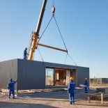 Operarios especializados trabajan en el montaje de una vivienda modular. La estructura de acero, material dominante en este tipo de construcciones, permite tiempos de obra reducidos y alta eficiencia energética Operarios especializados trabajan en el montaje de una vivienda modular. La estructura de acero, material dominante en este tipo de construcciones, permite tiempos de obra reducidos y alta eficiencia energética