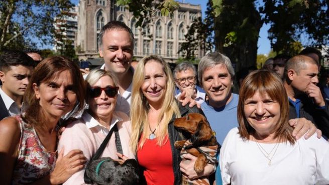 Funcionarios del Ejecutivo participaron de una actividad proselitista en las calles porteñas.