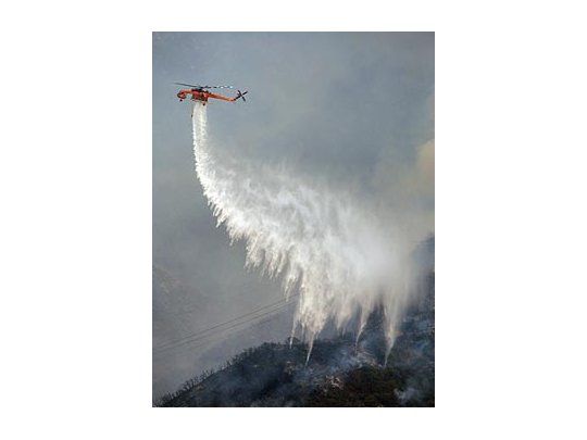 Un total de 12.000 viviendas y 500 comercios están considerados oficialmente como amenazados por el fuego.
