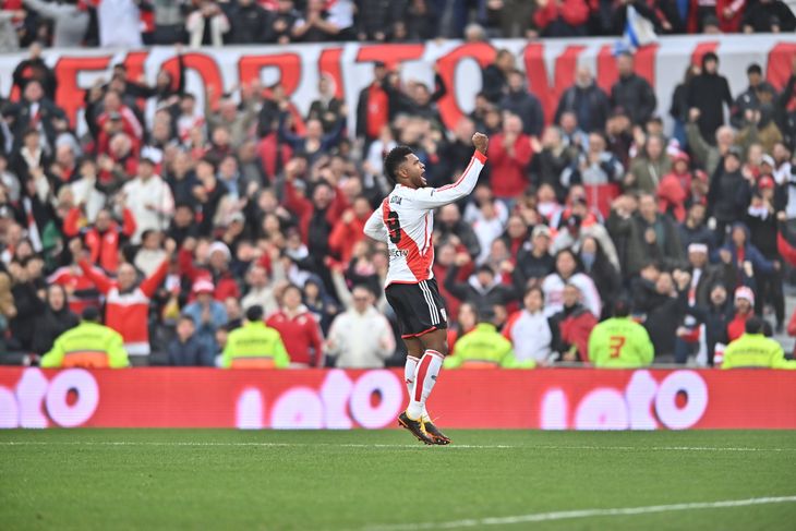 Miguel Borja came on and gave River the goals. The Colombian celebrates one of the two he scored, facing the Monumental's header. Miguel Borja came on and gave River the goals. The Colombian celebrates one of the two he scored, facing the Monumental's header.