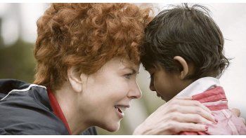 ámbito.com | Madre e hijo adoptivo. Grandes labores de Nicole Kidman y el pequeño Sunny Pawar en “Camino a casa”.
