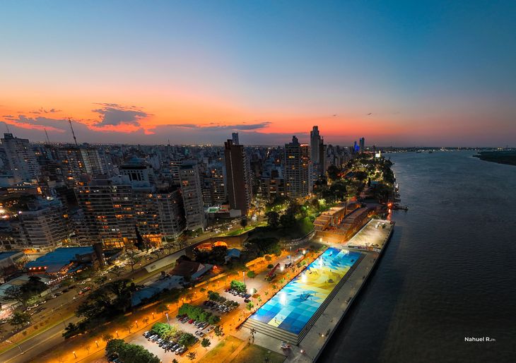 Vista nocturna y como se ilumina el mural realizado por el artista David Petroni Vista nocturna y como se ilumina el mural realizado por el artista David Petroni