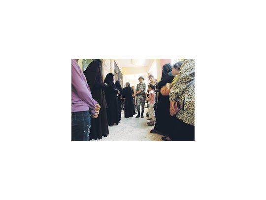 Mujeres aguardan a emitir el sufragio y le dejan paso a un militar, en un centro de votación en El Cairo. El escrutinio se presenta complejo en un país poco habituado a elegir presidente.