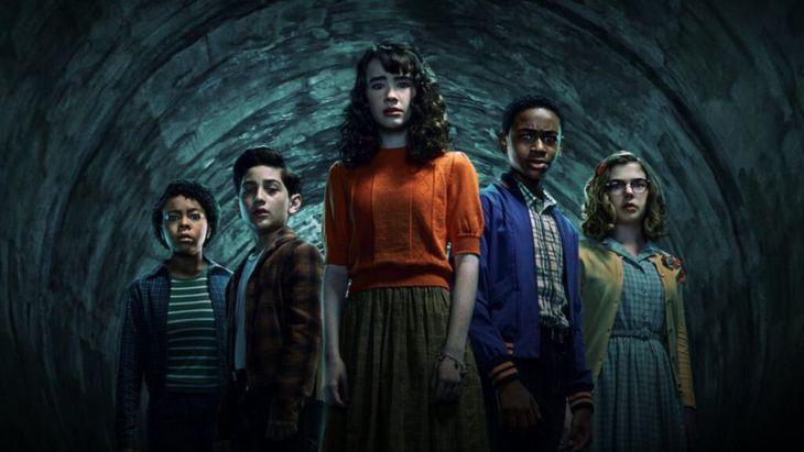 Un nuevo grupo de jóvenes le harán frente a It, pero esta vez no estarán solos. Un nuevo grupo de jóvenes le harán frente a It, pero esta vez no estarán solos.