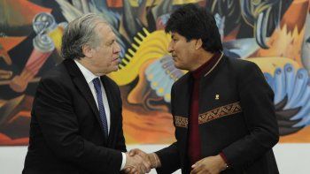 El titular de la OEA Luis Almagro junto con el presidente de Bolivia Evo Morales.